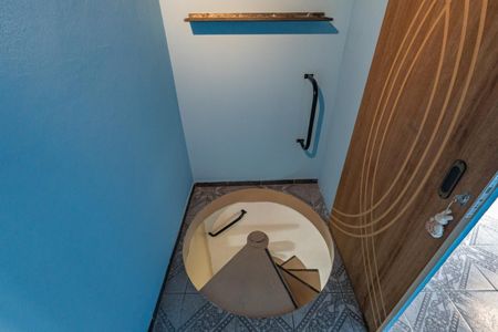 Casa para alugar com 72m², 2 quartos e 1 vagaEscadas