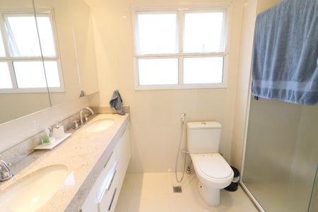 Apartamento à venda com 137m², 3 quartos e 2 vagasBanheiro da Suíte 1