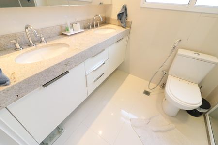 Apartamento à venda com 137m², 3 quartos e 2 vagasBanheiro da Suíte 1