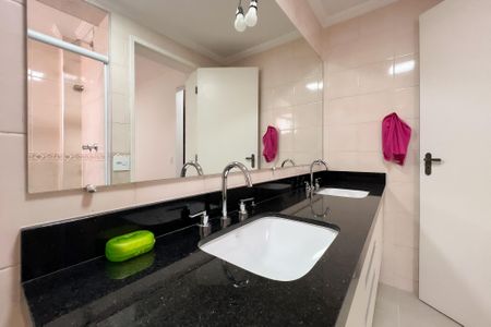 Apartamento para alugar com 204m², 4 quartos e 3 vagas Apartamento para alugar com 204m², 4 quartos e 3 vagasBanheiro da Suíte 1