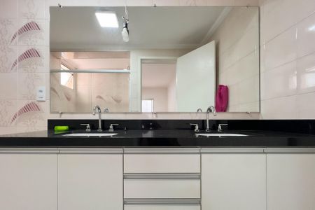 Apartamento para alugar com 204m², 4 quartos e 3 vagas Apartamento para alugar com 204m², 4 quartos e 3 vagasBanheiro da Suíte 1