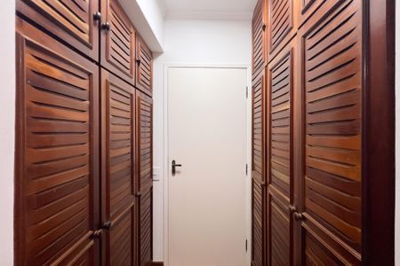 Apartamento para alugar com 204m², 4 quartos e 3 vagas Apartamento para alugar com 204m², 4 quartos e 3 vagasCloset da suíte 1