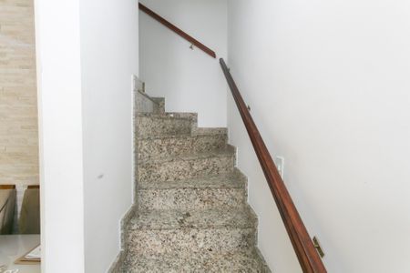 Casa de condomínio à venda com 82m², 2 quartos e 2 vagasEscada 