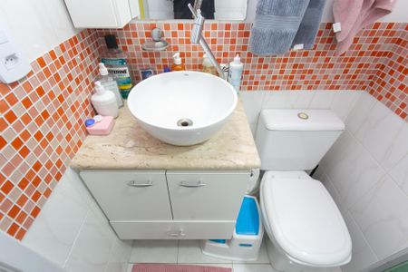 Casa de condomínio à venda com 82m², 2 quartos e 2 vagasBanheiro 