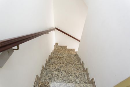 Casa de condomínio à venda com 82m², 2 quartos e 2 vagasEscada 