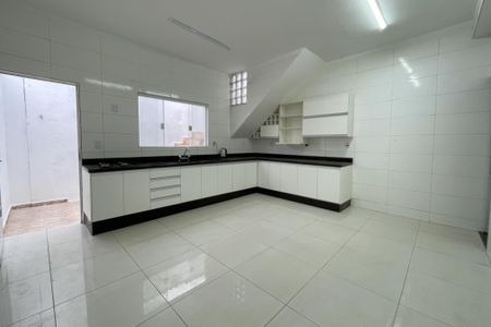 Casa para alugar com 136m², 2 quartos e 2 vagasCozinha - Armários