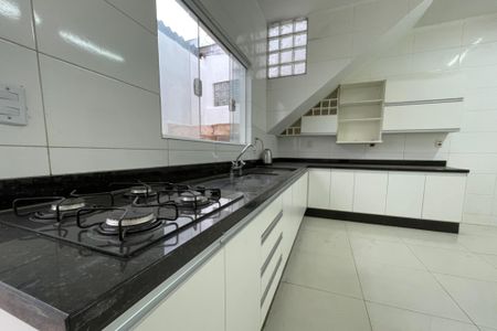 Casa para alugar com 136m², 2 quartos e 2 vagasCozinha 