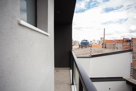 VARANDA DO QUARTO SUÍTE 1 de casa para alugar com 2 quartos, 70m² em Vila Guaca, São Paulo