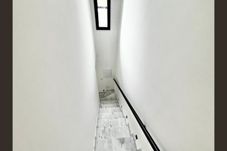 Casa para alugar com 70m², 2 quartos e 2 vagas Casa para alugar com 70m², 2 quartos e 2 vagasEscada