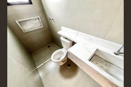 Casa para alugar com 70m², 2 quartos e 2 vagas Casa para alugar com 70m², 2 quartos e 2 vagasBanheiro da Suíte 2