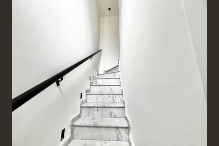 Casa para alugar com 70m², 2 quartos e 2 vagas Casa para alugar com 70m², 2 quartos e 2 vagasEscada