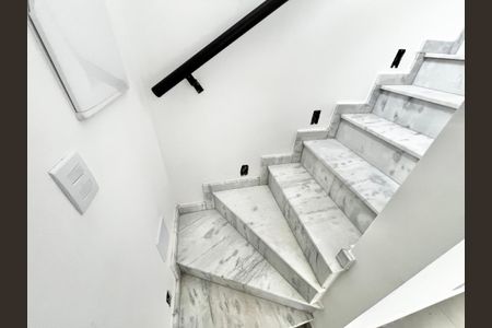 Casa para alugar com 70m², 2 quartos e 2 vagas Casa para alugar com 70m², 2 quartos e 2 vagasEscada