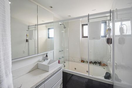 Apartamento para alugar com 220m², 4 quartos e 3 vagas Apartamento para alugar com 220m², 4 quartos e 3 vagasBanheiro da Suíte