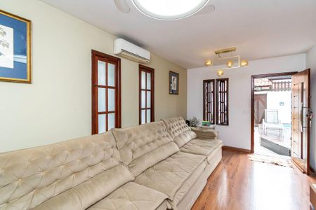 Casa à venda com 220m², 3 quartos e 2 vagas Casa à venda com 220m², 3 quartos e 2 vagasSala