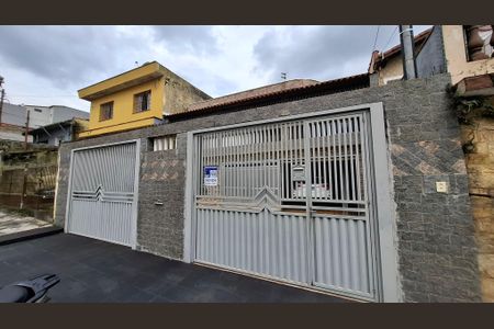 Casa à venda com 145m², 2 quartos e 4 vagas Casa à venda com 145m², 2 quartos e 4 vagasFachada
