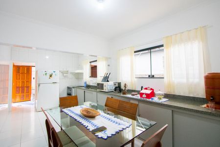 Casa à venda com 145m², 2 quartos e 4 vagas Casa à venda com 145m², 2 quartos e 4 vagasCozinha