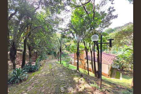 Casa de condomínio à venda com 290m², 4 quartos e 4 vagas Casa de condomínio à venda com 290m², 4 quartos e 4 vagasFachada e frente do terreno