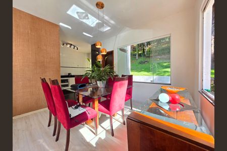 Casa de condomínio à venda com 290m², 4 quartos e 4 vagas Casa de condomínio à venda com 290m², 4 quartos e 4 vagasSala