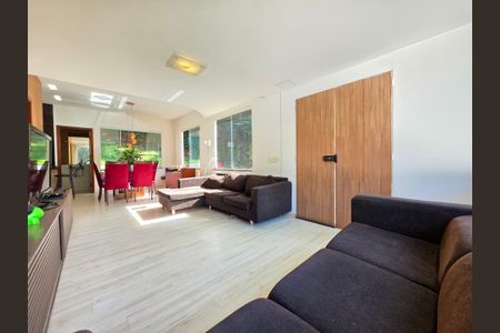 Casa de condomínio à venda com 290m², 4 quartos e 4 vagas Casa de condomínio à venda com 290m², 4 quartos e 4 vagasSala