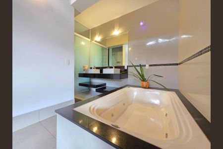 Casa de condomínio à venda com 290m², 4 quartos e 4 vagas Casa de condomínio à venda com 290m², 4 quartos e 4 vagasSuíte Master