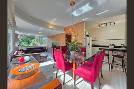 Casa de condomínio à venda com 290m², 4 quartos e 4 vagas Casa de condomínio à venda com 290m², 4 quartos e 4 vagasSala