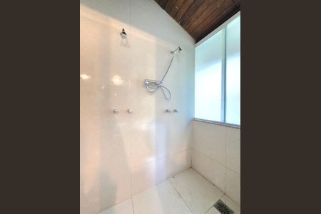 Casa de condomínio à venda com 290m², 4 quartos e 4 vagas Casa de condomínio à venda com 290m², 4 quartos e 4 vagasDucha da Suíte Master