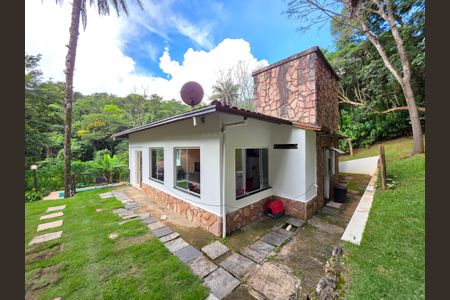 Casa de condomínio à venda com 290m², 4 quartos e 4 vagas Casa de condomínio à venda com 290m², 4 quartos e 4 vagasFachada