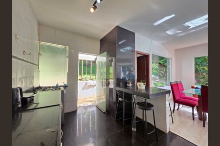 Casa de condomínio à venda com 290m², 4 quartos e 4 vagas Casa de condomínio à venda com 290m², 4 quartos e 4 vagasCozinha