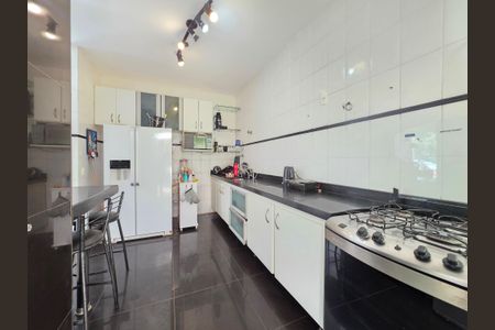 Casa de condomínio à venda com 290m², 4 quartos e 4 vagas Casa de condomínio à venda com 290m², 4 quartos e 4 vagasCozinha