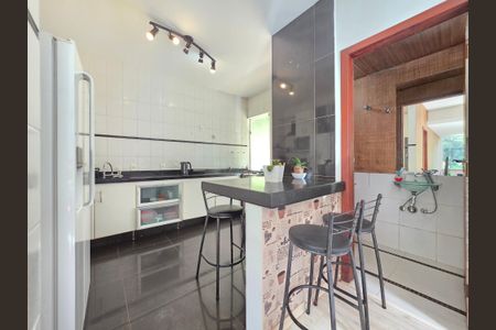 Casa de condomínio à venda com 290m², 4 quartos e 4 vagas Casa de condomínio à venda com 290m², 4 quartos e 4 vagasCozinha e Lavabo