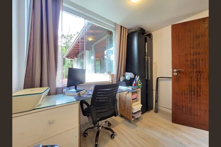 Casa de condomínio à venda com 290m², 4 quartos e 4 vagas Casa de condomínio à venda com 290m², 4 quartos e 4 vagasQuarto 4