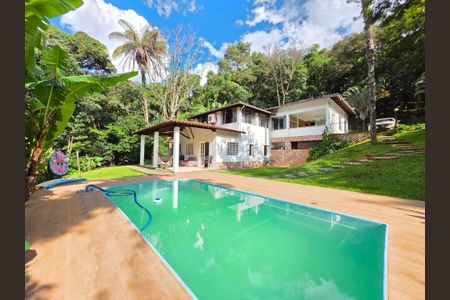 Casa de condomínio à venda com 290m², 4 quartos e 4 vagas Casa de condomínio à venda com 290m², 4 quartos e 4 vagasPiscina