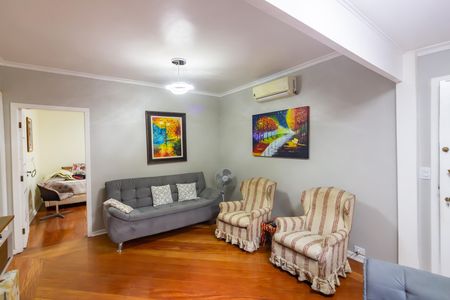 Casa à venda com 220m², 2 quartos e 3 vagas Casa à venda com 220m², 2 quartos e 3 vagasSala