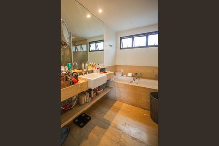 Apartamento à venda com 210m², 3 quartos e 4 vagasBanheiro da Suíte 1