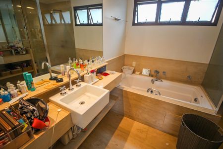 Apartamento à venda com 210m², 3 quartos e 4 vagasBanheiro da Suíte 1