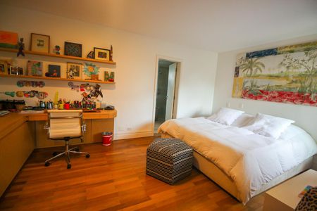 Apartamento à venda com 210m², 3 quartos e 4 vagasSuíte 1