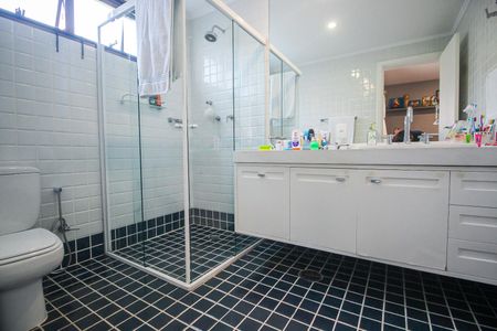 Apartamento à venda com 210m², 3 quartos e 4 vagasBanheiro da Suíte 2