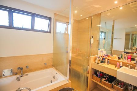 Apartamento à venda com 210m², 3 quartos e 4 vagasBanheiro da Suíte 1