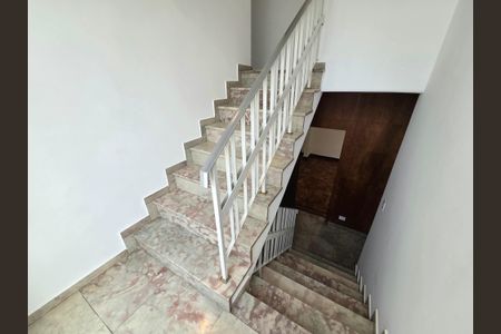 Casa de condomínio à venda com 260m², 4 quartos e 2 vagasEscada