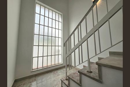 Casa de condomínio à venda com 260m², 4 quartos e 2 vagasEscada