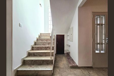 Casa de condomínio à venda com 260m², 4 quartos e 2 vagasEscada