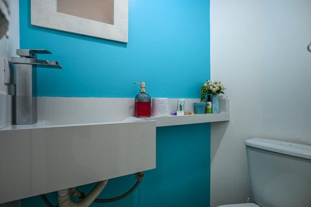 Casa de condomínio à venda com 158m², 4 quartos e 2 vagasLavabo