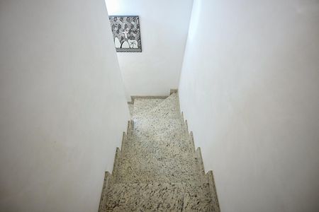 Casa de condomínio à venda com 158m², 4 quartos e 2 vagasEscada