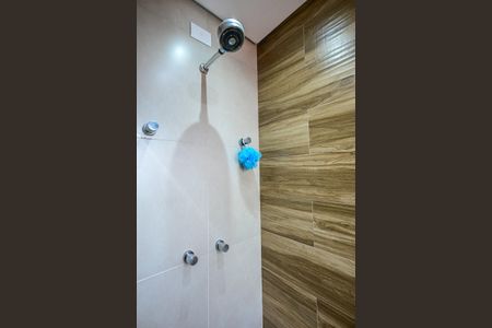 Casa de condomínio à venda com 158m², 4 quartos e 2 vagasChuveiro do Banheiro da Suíte 2