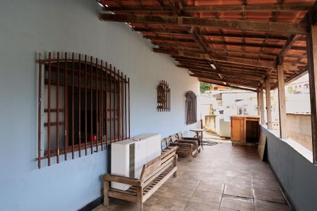 Casa à venda com 360m², 4 quartos e 2 vagas Casa à venda com 360m², 4 quartos e 2 vagasVaranda