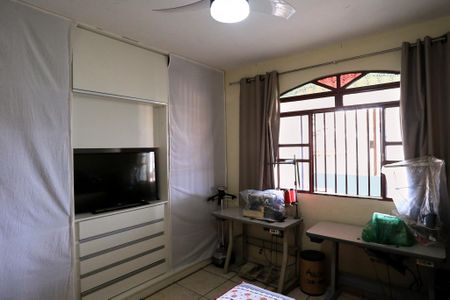 Casa à venda com 360m², 4 quartos e 2 vagas Casa à venda com 360m², 4 quartos e 2 vagasQuarto