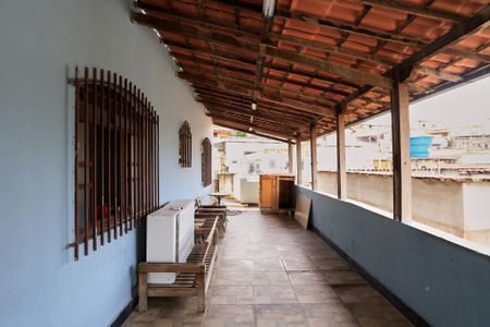 Casa à venda com 360m², 4 quartos e 2 vagas Casa à venda com 360m², 4 quartos e 2 vagasVaranda