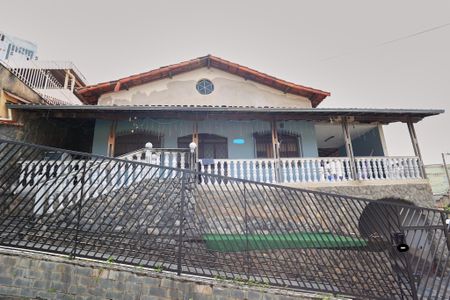 Casa à venda com 360m², 4 quartos e 2 vagas Casa à venda com 360m², 4 quartos e 2 vagasFachada