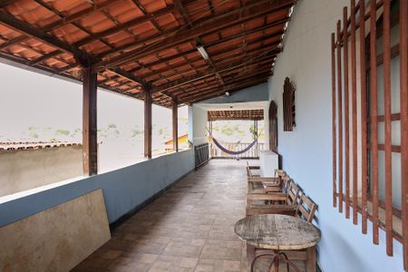 Casa à venda com 360m², 4 quartos e 2 vagas Casa à venda com 360m², 4 quartos e 2 vagasVaranda