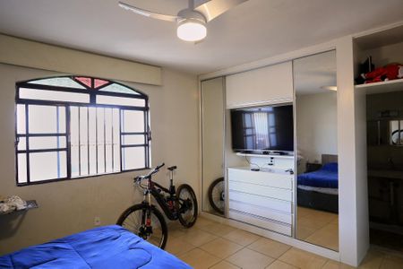 Suíte de casa à venda com 4 quartos, 360m² em Santa Cruz, Belo Horizonte